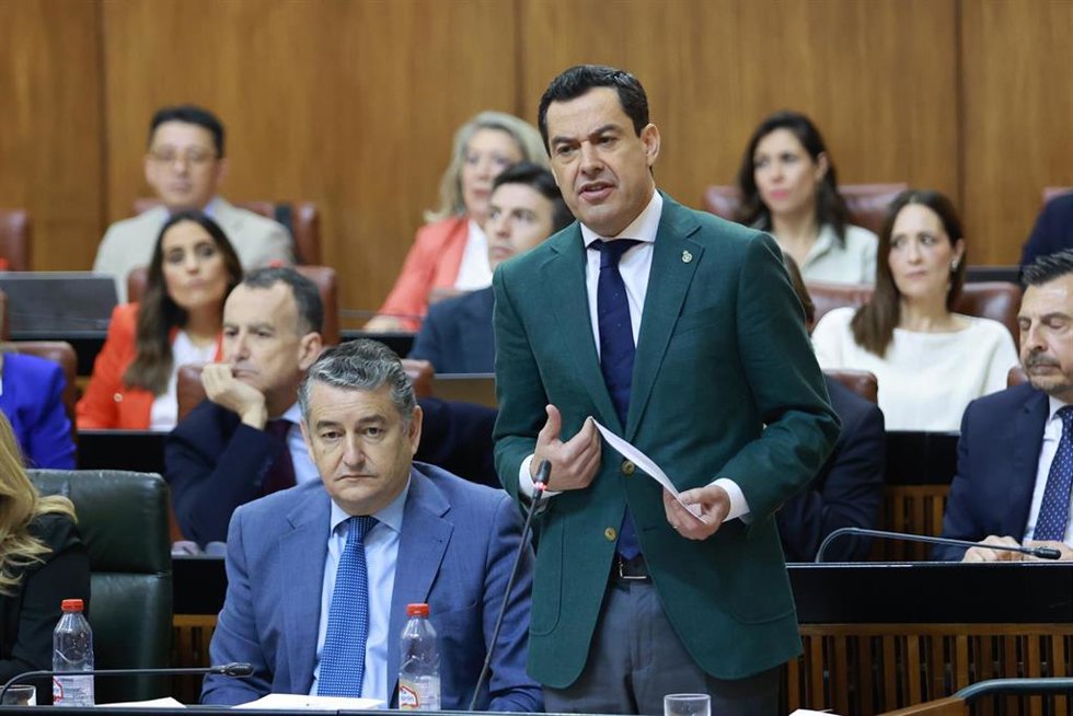 El presidente de la Junta de Andalucía, Juanma Moreno, interviene en la segunda jornada del Pleno del Parlamento andaluz. A 11 de abril de 2024, en Sevilla (Andalucía, España). Segunda jornada de Pleno, con Sesión de Control al Gobierno y preguntas de l