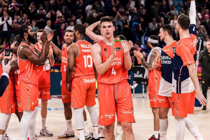 Archivo - Jaime Pradilla aplaude tras una victoria del Valencia Basket