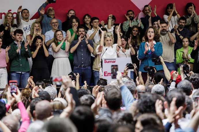Archivo - La vicepresidenta segunda, Yolanda Díaz, interviene durante el acto 'Empieza todo' de la plataforma Sumar,, en el polideportivo Antonio Magariños, a 2 de abril de 2023, en Madrid, (España).