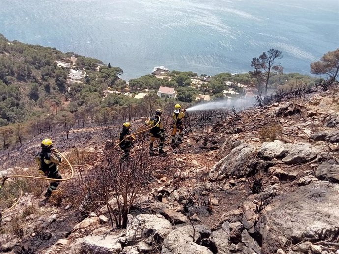 Bomberos del Ibanat actúan en el incendio de la Costa dels Pins, en Son Servera.