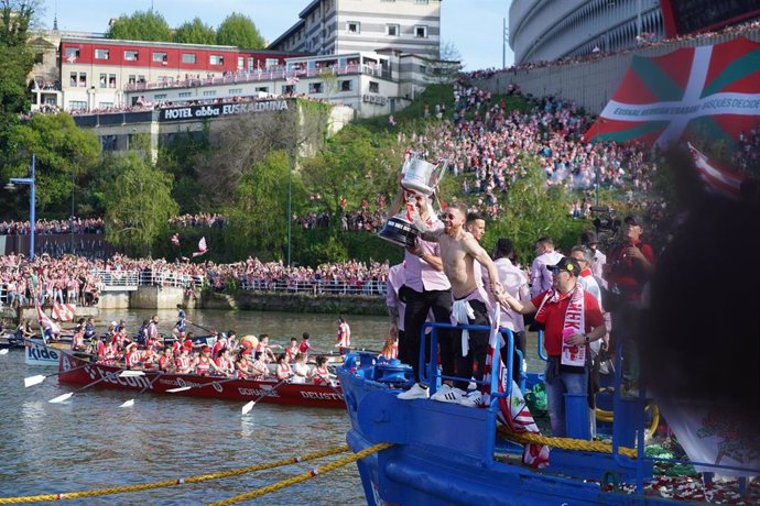 Los campeones de Copa del Rey 2023-24 en la gabarra a su paso por Bilbao