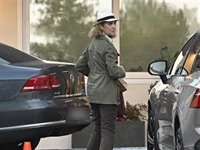 ¡Cruce de coches! La Infanta Elena llegaba a la Ruber cuando los reyes se iban