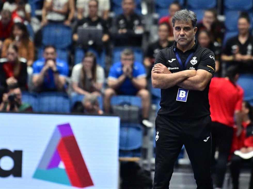 El seleccionador español de balonmano femenino, Ambros Martín, en el primer partido del Preolímpico de Torrevieja