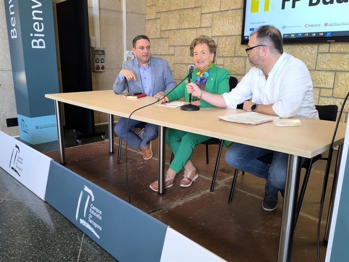 La presidenta de la Cámara de Tarragona, Laura Roigé; el director de los Servicios Territoriales de Educación en Tarragona, Joan Manel Audí,  y el gerente del Complejo Educativo de Tarragona, Jordi Balust, en la inauguración de la Fira