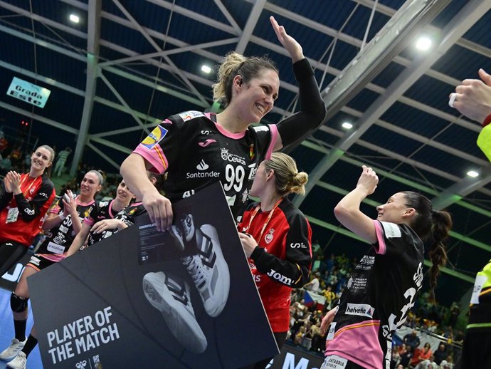 La Guerrera Mireya González, 'MVP' del primer partido del Preolímpico de balonmano que se disputa en Torrevieja