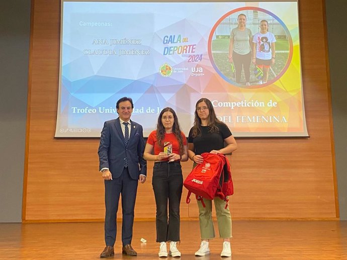 El alcalde de Jaén, Agustín González, entrega uno de los premios.