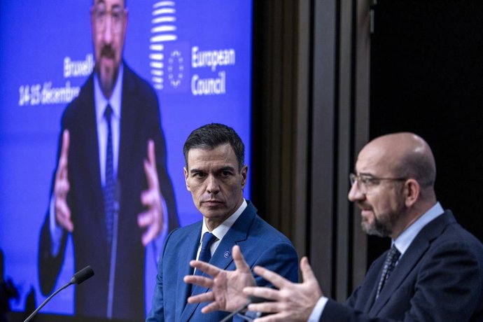 Archivo - El presidente del Gobierno de España, Pedro Sánchez (i) y el presidente del Consejo Europeo, Charles Michel (d)
