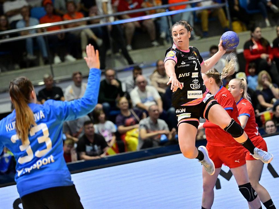 La Guerrera Marta López en una acción del partido entre España y la República Checa, en el primer duelo del Preolímpico de Torrevieja