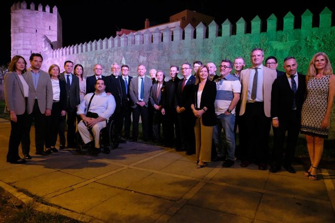 Foto de las personas asistentes al encendido de la nueva iluminación artística de la Muralla de la Macarena.
