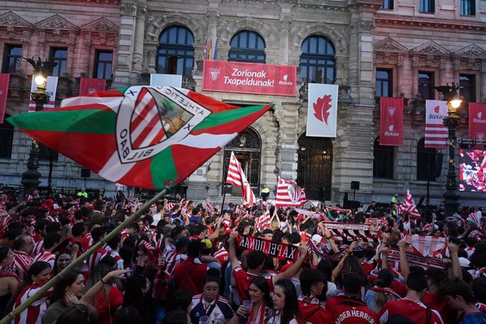 Miles de hinchas del Athletic ante el Palacio foral de Bilbao