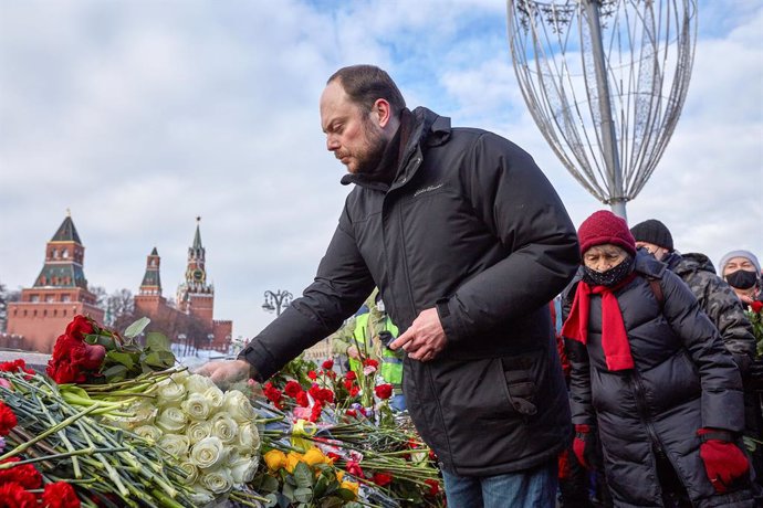 Archivo - February 27, 2021, Moscow, Russia: Opposition politician Vladimir Kara-Murza laying flowers during the memorial..More than 10 thousand people took part in the memory of Boris Nemtsov on the sixth anniversary of the murder of the politician. Amon