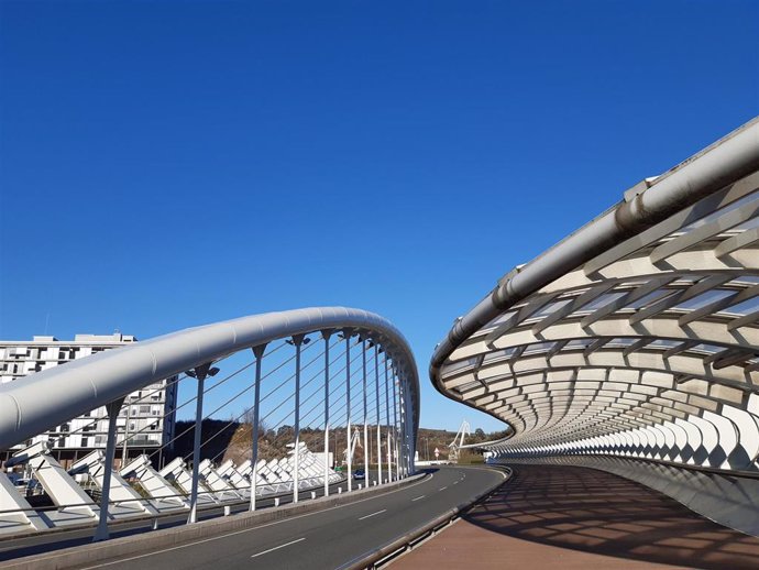 Archivo - Cielo despejado en Sestao (Bizkaia)