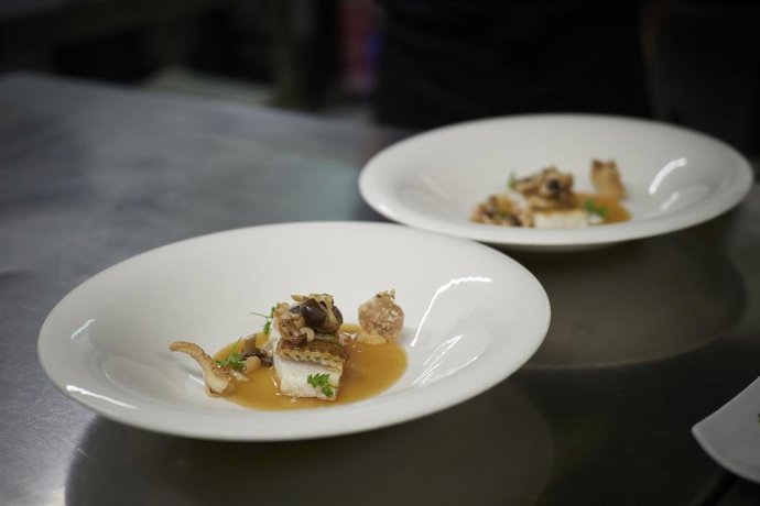 Archivo - Dos platos en la cocina de un restaurante.