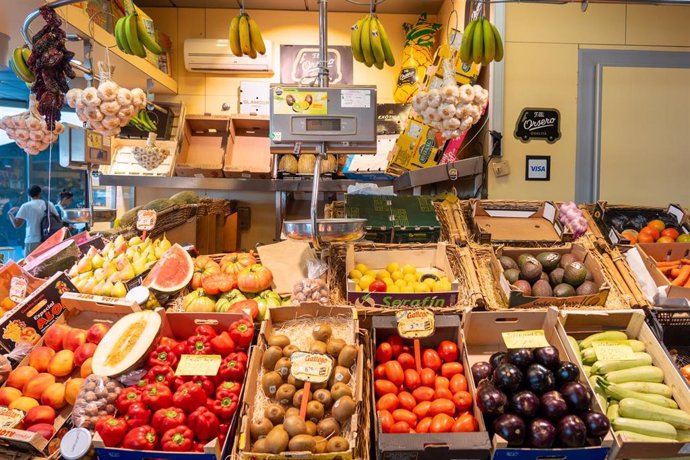 Archivo - Puesto de alimentos en el Mercado de la Encarnación (Sevilla). Imagen de archivo.