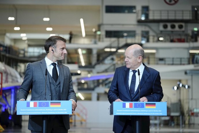 Archivo - 09 October 2023, Hamburg: German Chancellor Olaf Scholz (R) and President of France Emmanuel Macron make a joint statement after visiting the Airbus site in Hamburg-Finkenwerder on the occasion of the German-French cabinet retreat. The German 