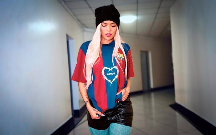 Karol G con la camiseta del FC Barcelona con su logo