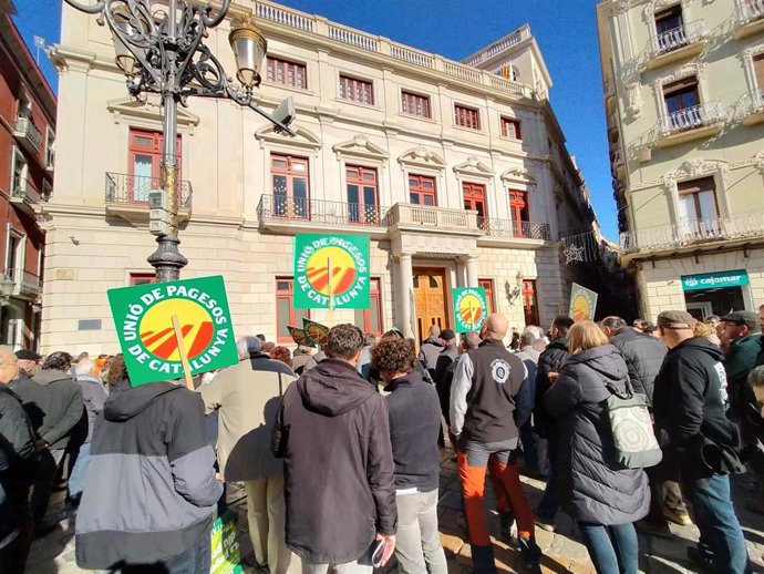 Manifestación de Unió de Pagesos en enero ante el Ayuntamiento de Reus (Tarragona) para reclamar la aceleración de obras para acceder al agua de las depuradoras
