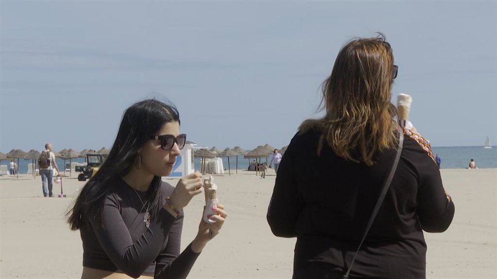 Disfutando de un helado  en la playa de Valncia 