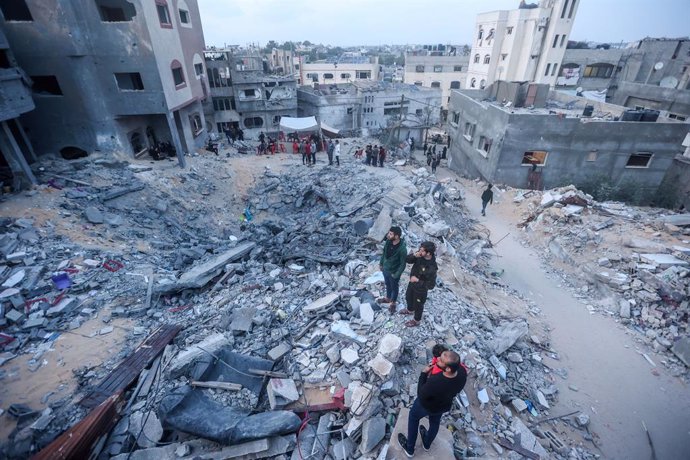 Archivo - Palestinos en torno a un edificio destruido por un bombardeo del Ejército de Israel contra Yabalia, en el norte de la Franja de Gaza (archivo)