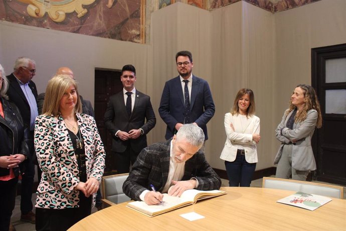 Grande-Marlaska firma en el Libro de Honor de la ciudad de Úbeda