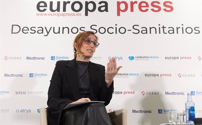 La ministra de Sanidad, Mónica García, interviene durante un desayuno Socio-Sanitario de Europa Press, en Madrid (España). 