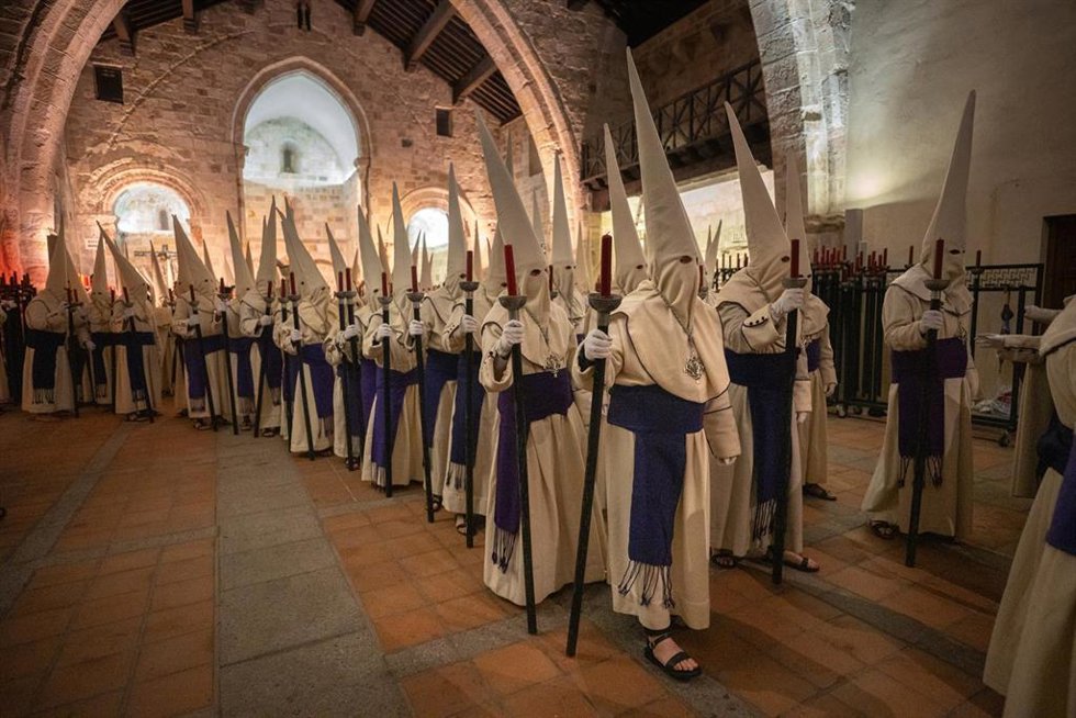 Cofrades durante la procesión del Cristo Yacente, a 28 de marzo de 2024, en Zamora, .