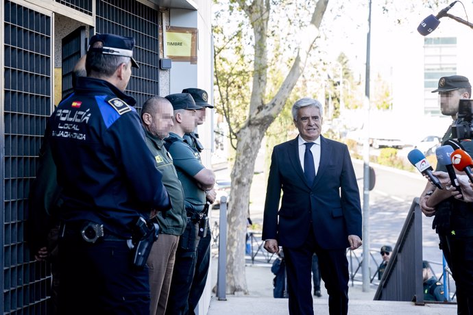 El expresidente interino y ahora candidato a la presidencia de la Real Federación Española de Fútbol (RFEF), Pedro Rocha, a su llegada al Juzgado de Primera Instancia e Instrucción Número 4 de Majadahonda, a 12 de abril de 2024, en Majadahonda, Madrid 