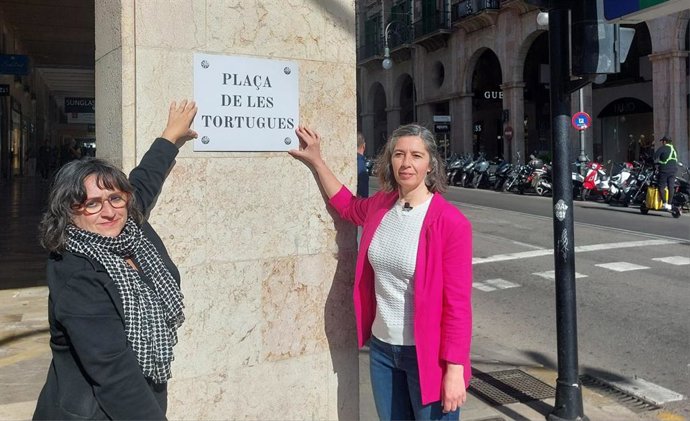 Las regidoras de MÉS per Palma Kika Coll y Neus Truyol sostienen la placa de plaza de las Tortugas para pedir el cambio de nombre.