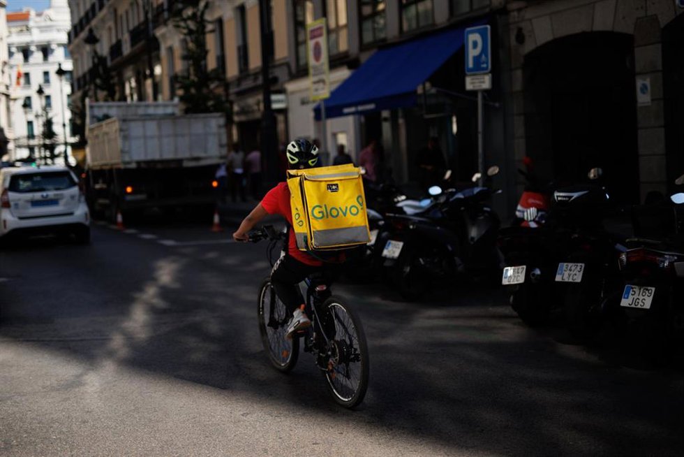 Archivo - Un repartidor de Glovo en bicicleta