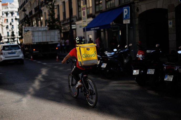Archivo - Un repartidor de Glovo amb bicicleta