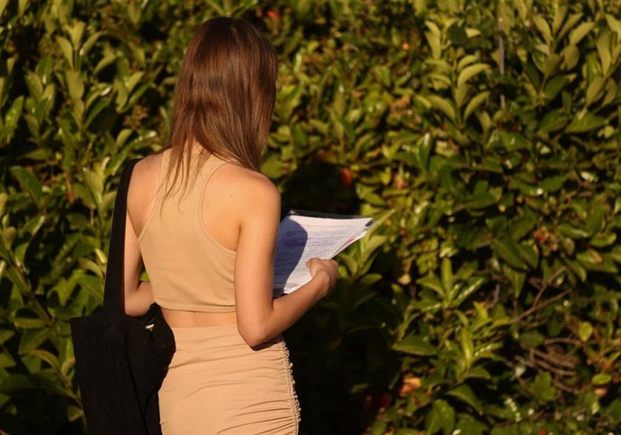 Archivo - Una estudiante repasa sus apuntes.