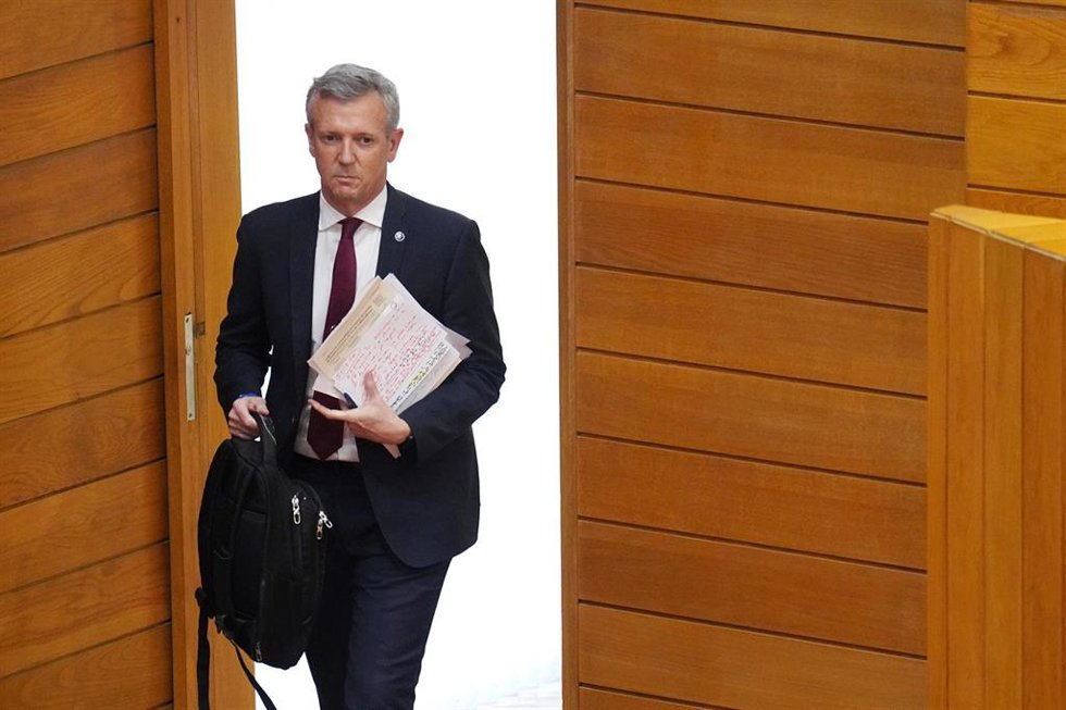 El presidente de la Xunta, Alfonso Rueda, a su llegada al pleno de investidura.