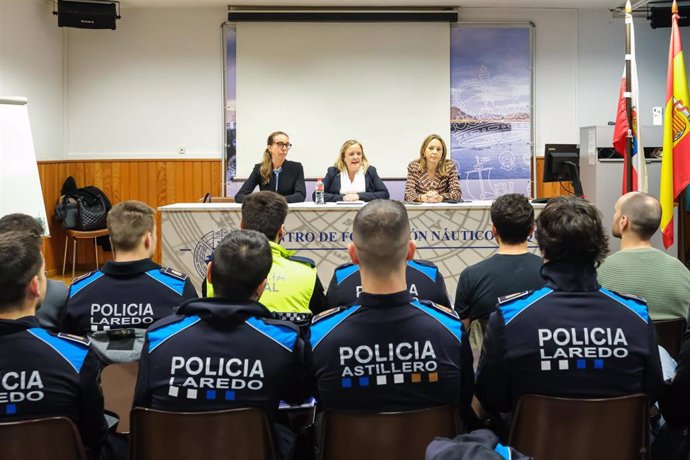 La consejera de Presidencia, Justicia, Seguridad y Simplificación Administrativa, Isabel Urrutia, asiste al inicio del Curso Básico de Policía Local para nuevos agentes.