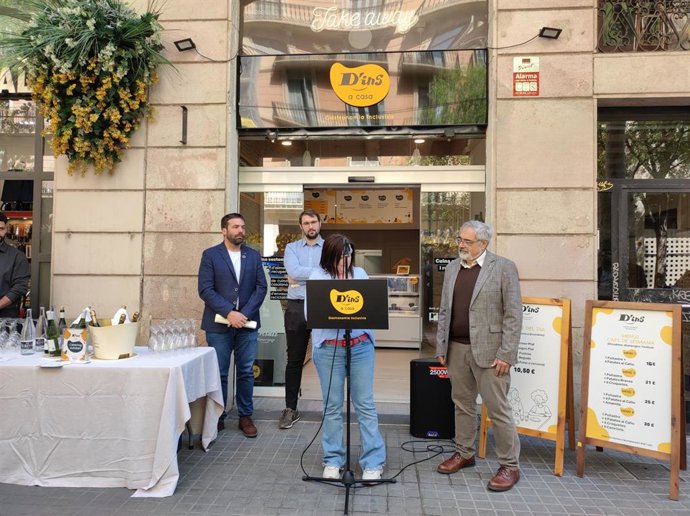 Inauguración de la tienda 'D'ins a casa'  en el barrio de Sant Antoni de Barcelona