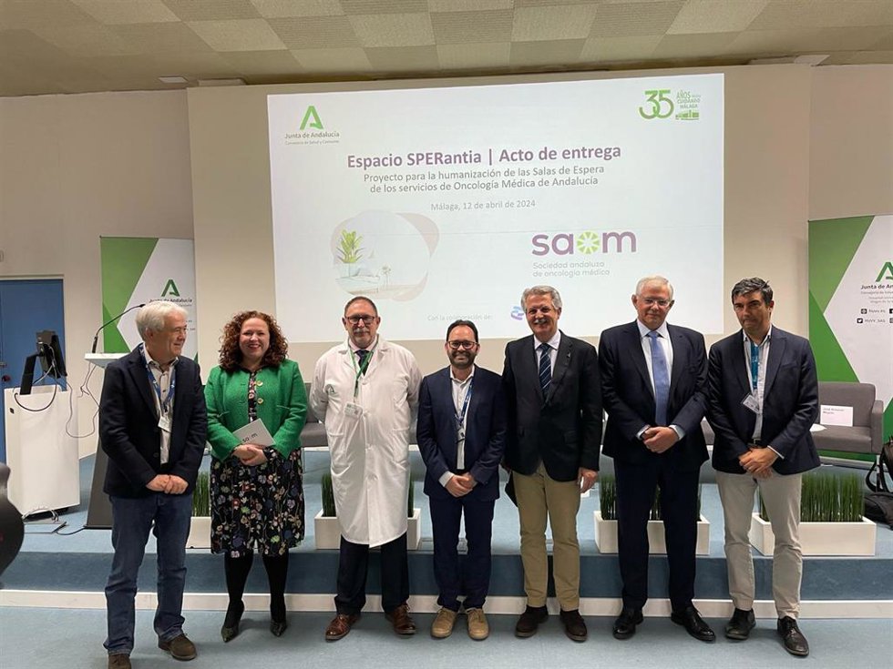 El salón de actos del Hospital Clínico ha acogido la entrega de la primera beca del Proyecto 'Espacio SPERantia', una iniciativa promovida por la Sociedad Andaluza de Oncología, con el apoyo de Pfizer.