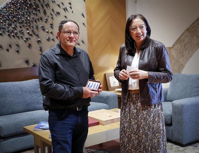 El conserje del edificio incendidado en Campanar, Julián García, y la presidenta de Les Corts, Llanos Massó.