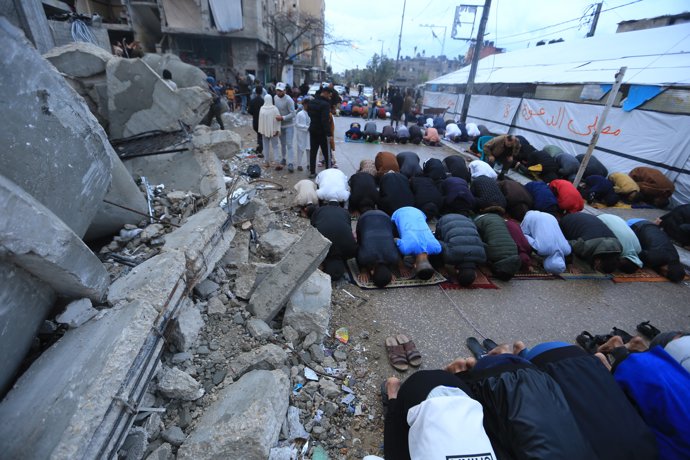10 April 2024, Palestinian Territories, Rafah: Muslims perform Eid al Fitr prayers at the destroyed Al-Farouq Mosque. Eid al-Fitr marks the end of the Muslim holy month of Ramadan, amid the continuation of the Israeli war on Gaza, and the displacement o