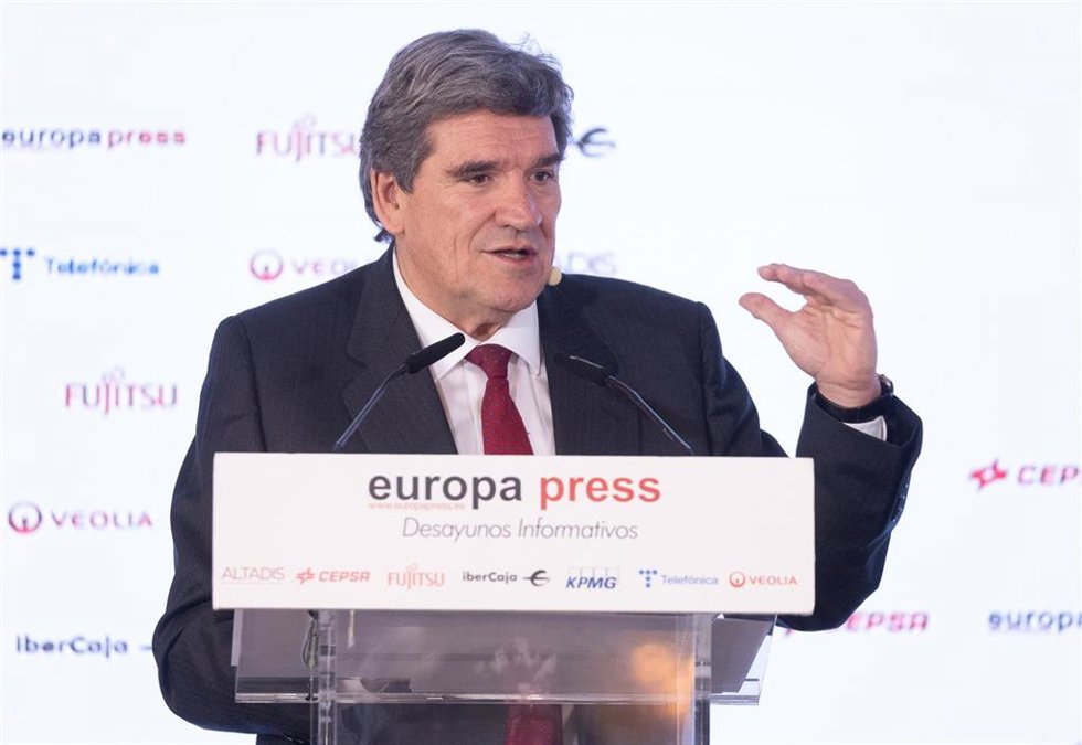 El ministro para la Transformación Digital y de la Función Pública, José Luis Escrivá, interviene durante un desayuno informativo de Europa Press, en el hotel Rosewood Villa Magna, a 12 de abril de 2024, en Madrid (España).
