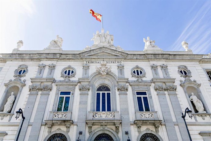 El Tribunal Supremo en la Plaza de la Villa de París, en Madrid (España).