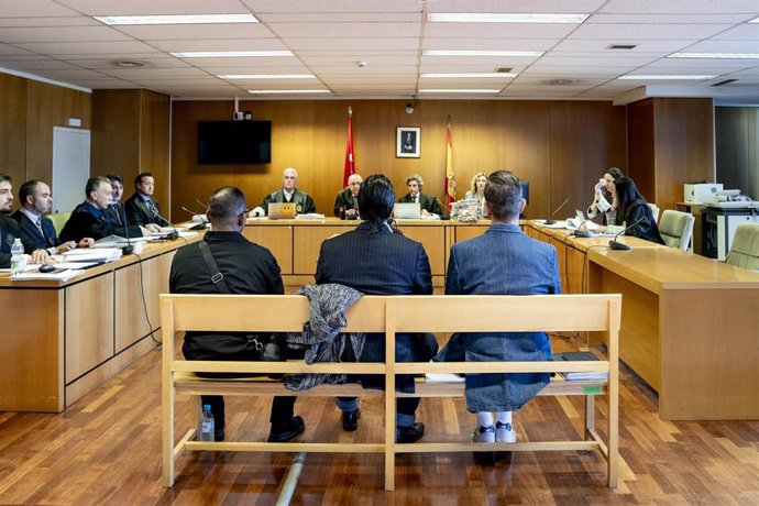 El bailaor Rafael Amargo y su exproductor Eduardo de los Santos se sientann en el banquillo en el juicio que ha arrancado en la Audiencia Provincial de Madrid