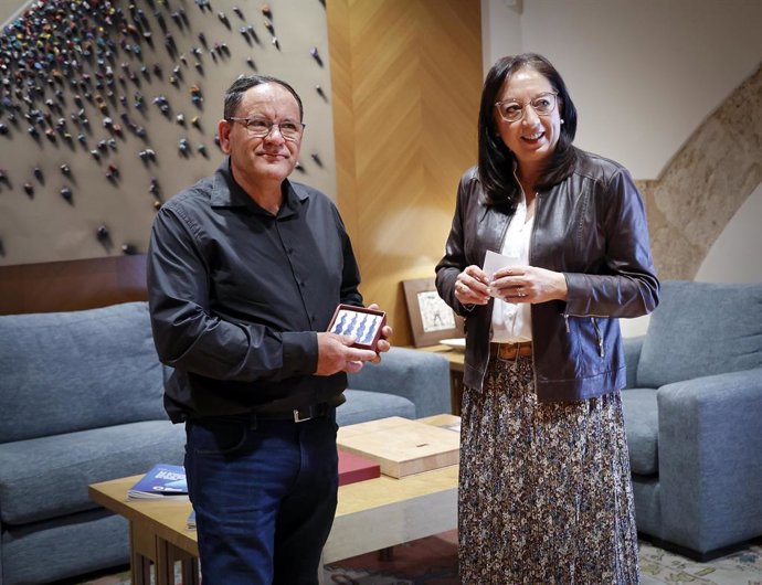 El conserge de l'edifici incendiat a Campanar, Julián García, i la presidenta de Les Corts, Llanos Massó.