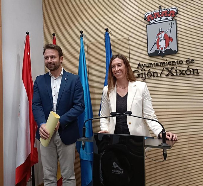 Rueda de prensa del presidente del PP de Asturias, Álvaro Queipo, y la portavoz 'popular' y vicealcaldesa en el Ayuntamiento de Gijón, Ángela Pumariega, en el Consistorio gijonés.