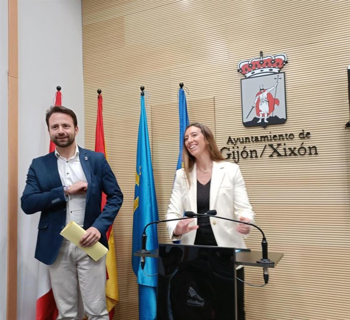 El presidente del PP de Asturias, Álvaro Queipo, acompañado de la portavoz 'popular' y vicealcaldesa en el Ayuntamiento de Gijón, Ángela Pumariega, en rueda de prensa en el Consistorio gijonés.