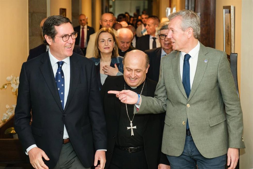 El presidente de la CEOE, Antonio Garamendi; el arzobispo de Santiago, Francisco José Prieto; y el presidente de la Xunta, Alfonso Rueda