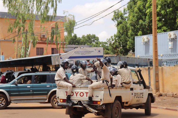 Archivo - Un grupo de policías custodia una manifestación a favor de los militares que dieron el golpe de Estado en Níger (archivo)