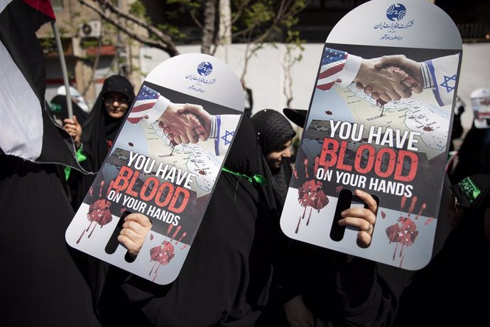 Pancartas contra Israel y Estados Unidos durante una manifestación en Teherán, capital de Irán