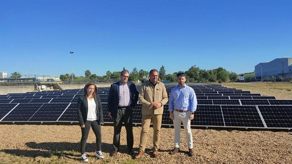 El responsable de la delegación de Aqualia para Extremadura, David Díez Fontón, y el alcalde de Mérida, Antonio Rodríguez Osuna, en el centro, durante la visita a las instalaciones de la depuradora.