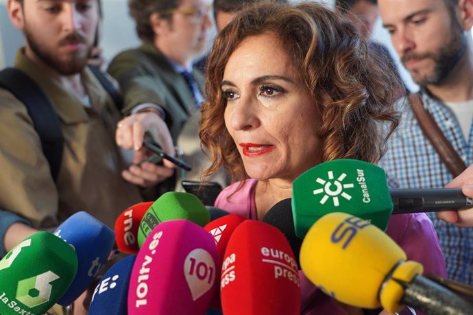 La vicepresidenta primera del Gobierno, María Jesús Montero, atiende a los medios en Sevilla.