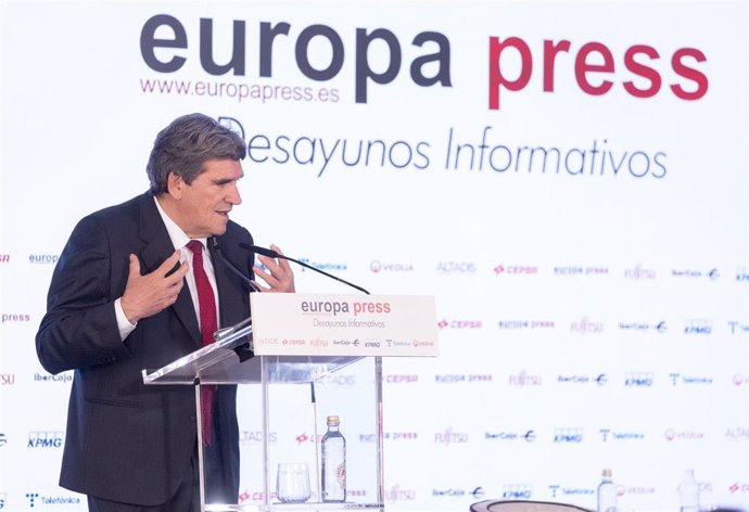 El ministro para la Transformación Digital y de la Función Pública, José Luis Escrivá, interviene durante un desayuno informativo de Europa Press, en el hotel Rosewood Villa Magna, a 12 de abril de 2024, en Madrid (España).