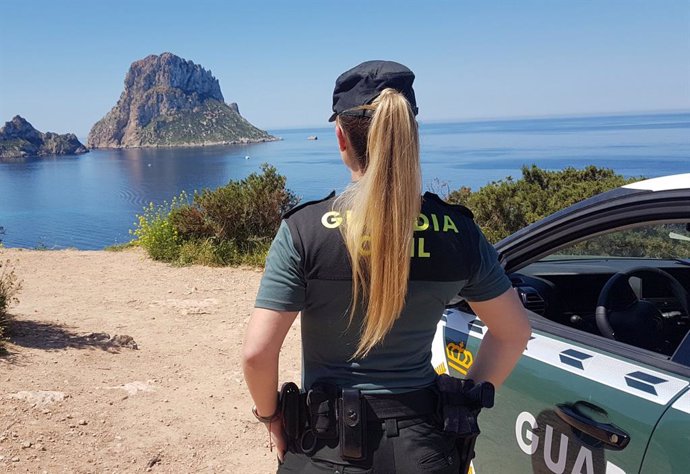 Archivo - Imagen de una agente de guardia civil en Ibiza